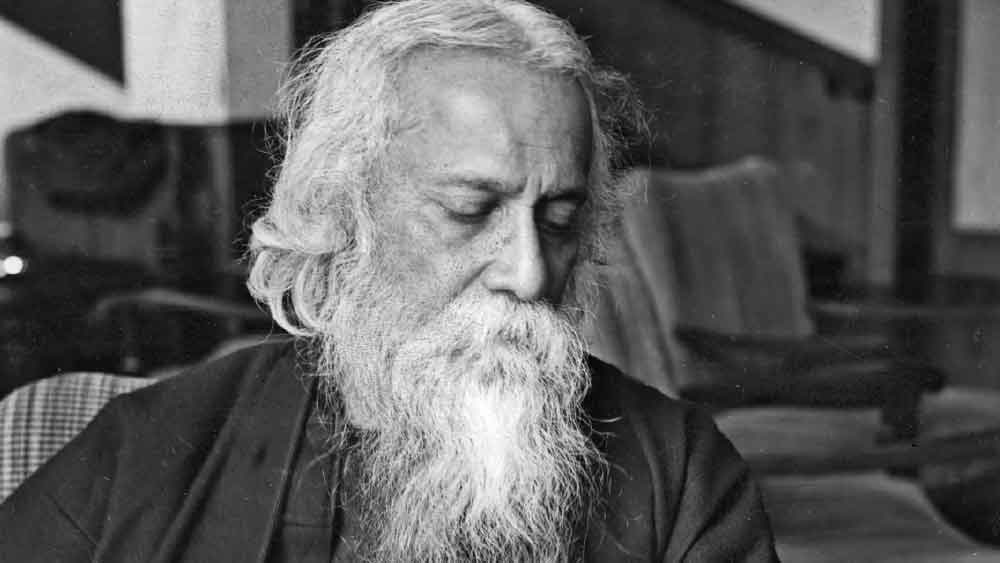 সেই প্রবন্ধে রবীন্দ্রনাথ লেখেন, ‘যে-আত্মবিসর্জন করতে পারে, আত্মার উপর শ্রেষ্ঠ অধিকার শুধু তারই জন্মাতে পারে।’ এই প্রবন্ধ পড়ে এমন মনে হতে পারে যে ‘আত্মা’ প্রবন্ধে রবীন্দ্রনাথ যেন ইঙ্গিত দিলেন, কাদম্বরীর প্রয়াণ আসলে এক ‘আত্মবিসর্জন’।