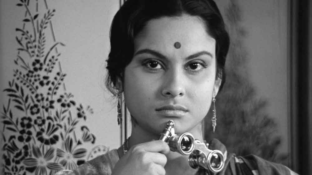 চলচ্চিত্রের ক্ষেত্রে বলা হয়ে থাকে, সত্যজিৎ যখন ‘নষ্টনীড়’ থেকে ‘চারুলতা’ করেন, তখন সেই ছবিতে এই সম্পর্কের টানাপড়েন ছাপ ফেলেছিল।