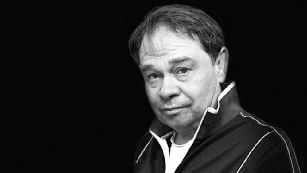 রাশিয়ার গ্যাস সংস্থার কোটিপতি কর্তা সের্গেই প্রোটোসেনিয়ার রহস্যজনক মৃত্যুর তদন্ত নেমেছে স্পেনের তদন্ত সংস্থাগুলি। স্পেনের কোস্টা ব্রাভাতে নিজের প্রাসাদোপম বাড়ির ভিতরে ঝুলন্ত অবস্থায় তাঁর মৃতদেহ উদ্ধার করে পুলিশ। উদ্ধার করা হয় তাঁর স্ত্রী এবং মেয়ের রক্তাক্ত দেহ-ও। তাঁর স্ত্রী এবং মেয়েকে কুপিয়ে খুন করা হয় বলে প্রাথমিক ভাবে অনুমান পুলিশের।