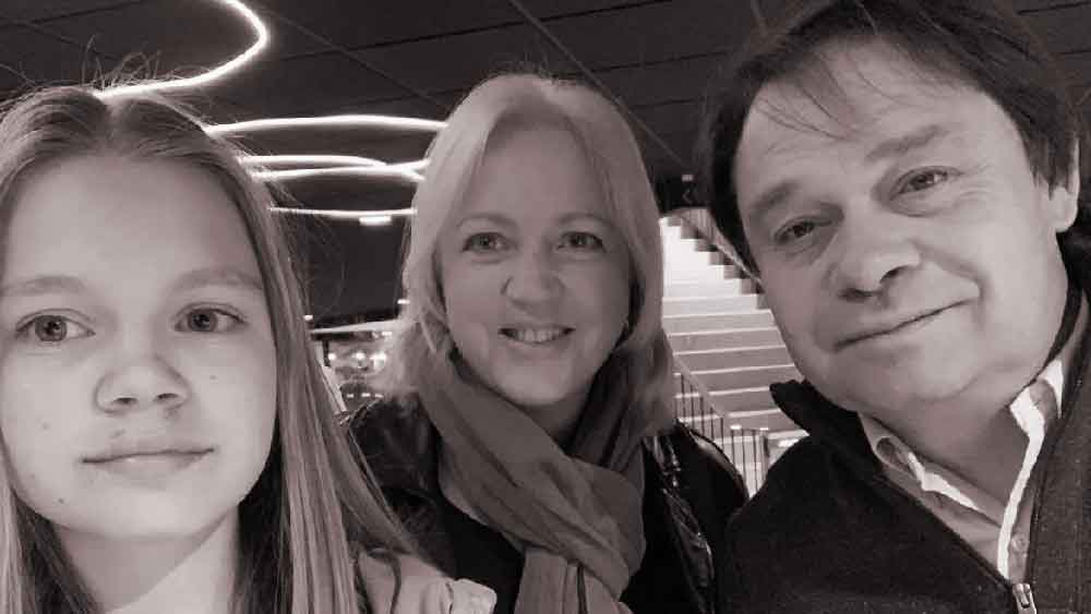 তদন্ত সংস্থাগুলির ধারণা ৫৫ বছর বয়সি সের্গেই একটি কুড়ুল এবং ছুরি দিয়ে নিজেই স্ত্রী এবং মেয়েকে খুন করে আত্মহত্যা করেন। সের্গেইয়ের পরিবার ফ্রান্সে বাস করত। স্পেনে তাঁরা ছুটি কাটাতে এসেছিলেন।