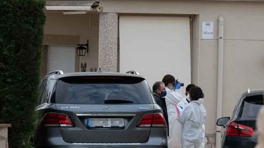 তবে ঘটনাস্থলে কোনও সুইসাইড নোট পাওয়া যায়নি। উদ্ধার হওয়া কুড়ুল এবং ছুরি থেকে পাওয়া যায়নি আঙুলের ছাপও। আর তা নিয়েই ঘনীভূত হয়েছে রহস্যের জাল। আত্মহত্যার আগে কেনই বা আঙুলের ছাপ মেটানোর কথা ভেবেছিলেন সের্গেই? উঠে আসছে সে প্রশ্নও।