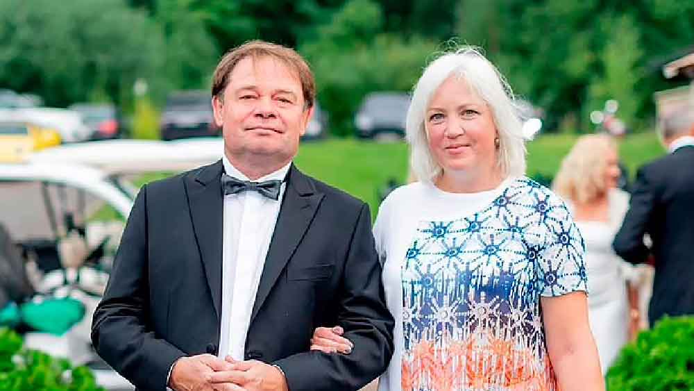 যদিও দাম্পত্য কলহ বা অশান্তির কোনও প্রমাণ পুলিশের হাতে আসেনি। বাড়িতে বাইরে থেকে কেউ প্রবেশ করেছিল কি না তা দেখতে ইতিমধ্যেই সিসি ক্যামেরাগুলি খতিয়ে দেখতে শুরু করেছে পুলিশ।