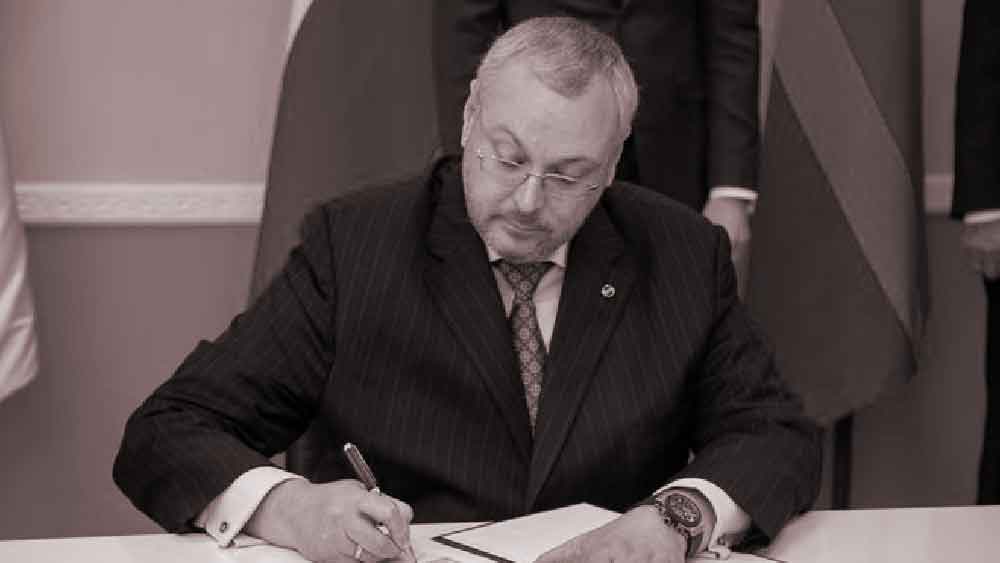 সের্গেই এবং তাঁর পরিবারের দেহ উদ্ধার করা হয় মঙ্গলবার। আশ্চর্যজনক ভাবে ঠিক তার এক দিন আগেই মস্কোর বিলাসহুল বহুতলের ১৫ তলা থেকে উদ্ধার করা হয় স্ত্রী এবং ছোট মেয়ের মৃতদেহ-সহ অন্য এক রাশিয়ার কোটিপতি ব্যবসায়ীর মৃতদেহ। তিন জনের মৃতদেহই গুলিবিদ্ধ অবস্থায় উদ্ধার করে বাড়ির বড় মেয়ে আনাস্তাসিয়া।