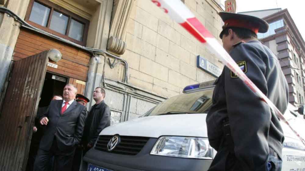 আনাস্তাসিয়া পুলিশকে জানান তিনি যখন তাঁর বাবার দেহ দেখতে পান, সেই সময় বন্দুকটি তাঁর হাতেই ছিল।