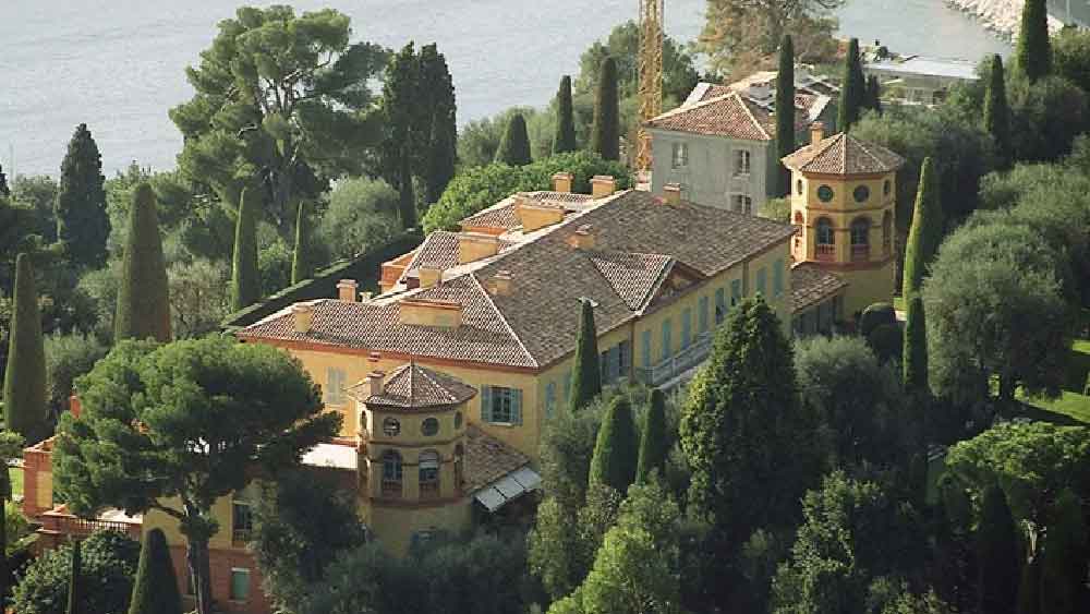 আনাস্তাসিয়ার মতে, বিলাসবহুল এই ফ্ল্যাটে মোট ১৩টি অস্ত্র ছিল। কিন্তু সে সব দেরাজে ভিতর থেকে তালাবদ্ধ অবস্থাতেই ছিল।