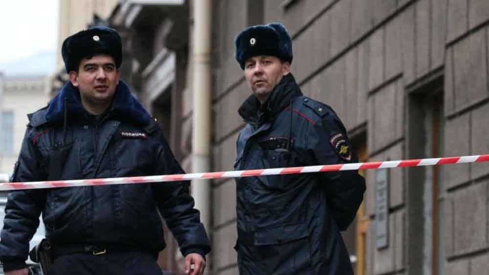 স্ত্রী ইয়েলেনা এবং তাঁর গাড়ির চালকের মধ্যে বিবাহ বর্হিভূত সম্পর্ক ছিল বলেও কানাঘুষোয় শোনা যেত। এর পরই ওই চালককে চাকরি থেকেও ছাড়িয়ে দেন আভায়েভ।