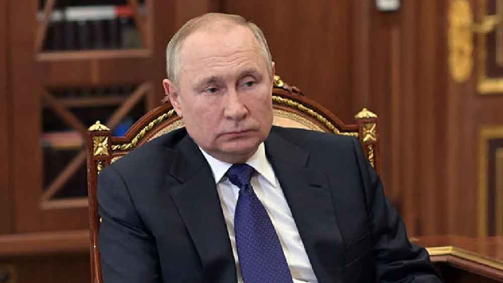 ক্রেমলিন ঘনিষ্ঠ হওয়ার কারণে এক সময় সেখানেও একটি বিভাগের উপপ্রধান ছিলেন আভায়েভ। পুতিন নিজেও অনেক বিদেশি সংস্থাকে এই ব্যঙ্কে অ্যাকাউন্ট খোলার অনুরোধ করেছিলেন। এই বিনিয়োগের সাহায্যে বেশি প্রাক়ৃতিক গ্যাস উৎপন্ন করে রাশিয়া, পশ্চিমী দেশগুলিকে টেক্কা দিতে পারে বলেও উল্লেখ করেছিলেন পুতিন। 