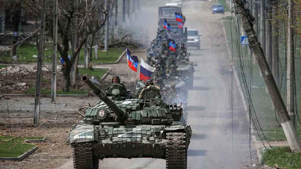 রুশ-ইউক্রেন যুদ্ধের পর রুশ অর্থনীতিতে প্রভাব পড়লে পুতিন জানিয়েছিলেন যে, বিদেশি মুদ্রার সাহায্যে রুশ অর্থনীতি চাঙ্গা করা সম্ভব। কিন্তু পরে নিজের কথা থেকে সরে আসেন তিনি।