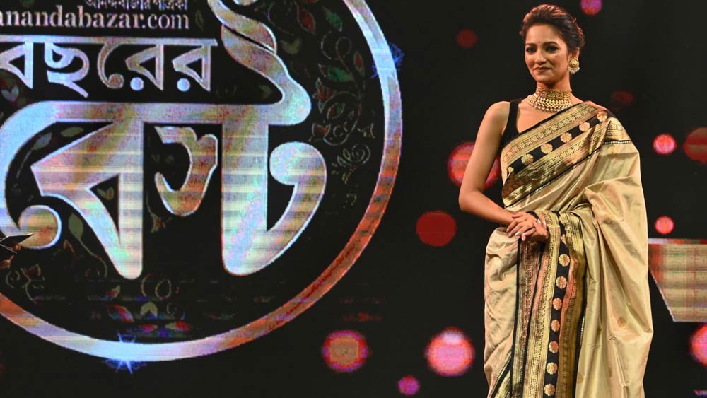 ঘিয়ে রঙের সিল্কের শাড়িতে চওড়া জরির পাড় দারুণ মানিয়েছিল সুস্মিতাকে।