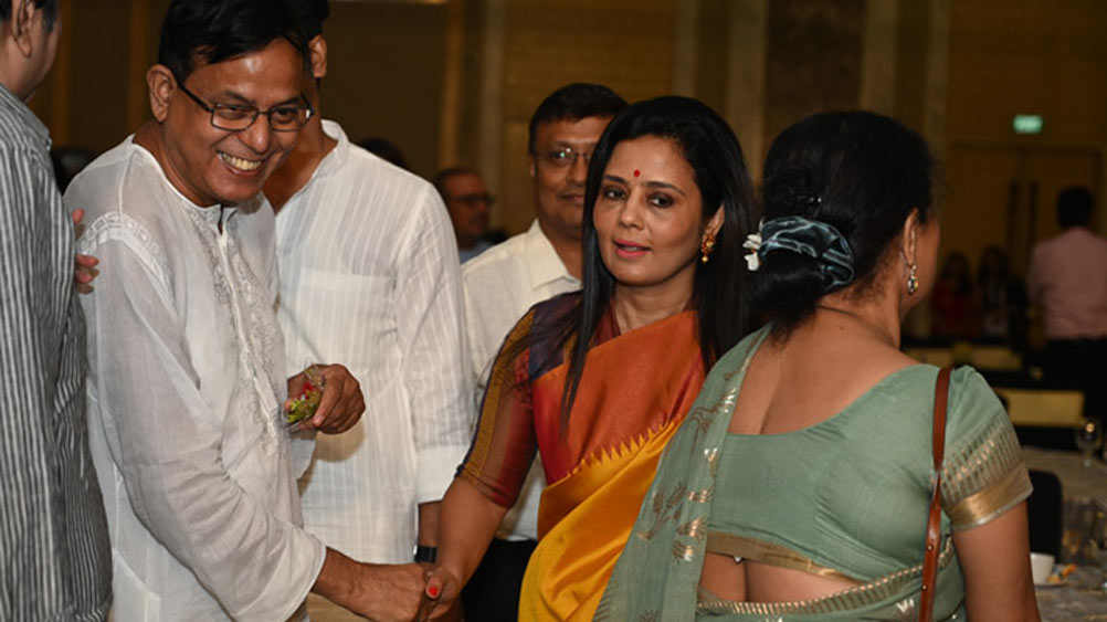 সাজপোশাকে মহুয়া বরাবরই টিপটপ, স্মার্ট। তাঁর সাজের কাছে হার মানল বাকি সকলেই।