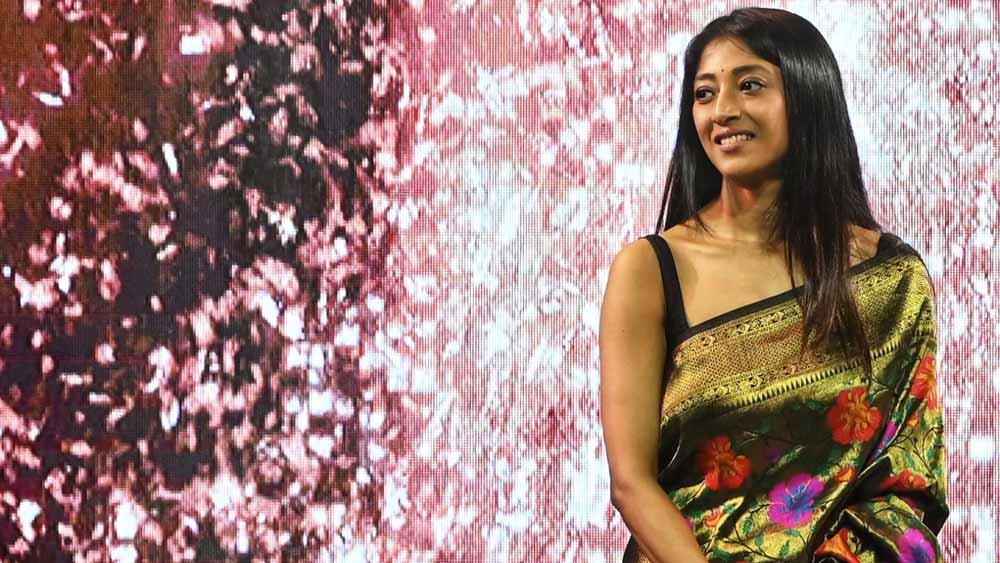 কোনও অলঙ্কার ছাড়াই উজ্জ্বল পাওলি দাম।