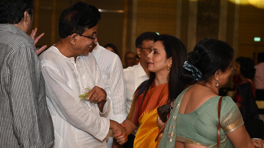 তৃণমূল সাংসদ মহুয়া মৈত্রের সঙ্গে আলাপচারিতায় সিপিএমের রাজ্য সম্পাদক মহম্মদ সেলিম।