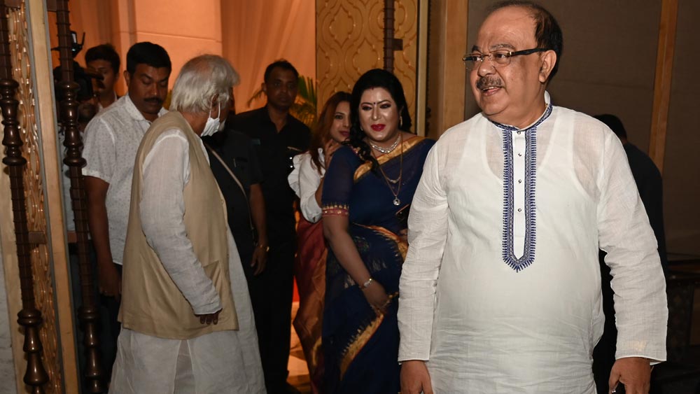 অনুষ্ঠানে শোভন চট্টোপাধ্যায় এবং বৈশাখী বন্দ্যোপাধ্যায়।