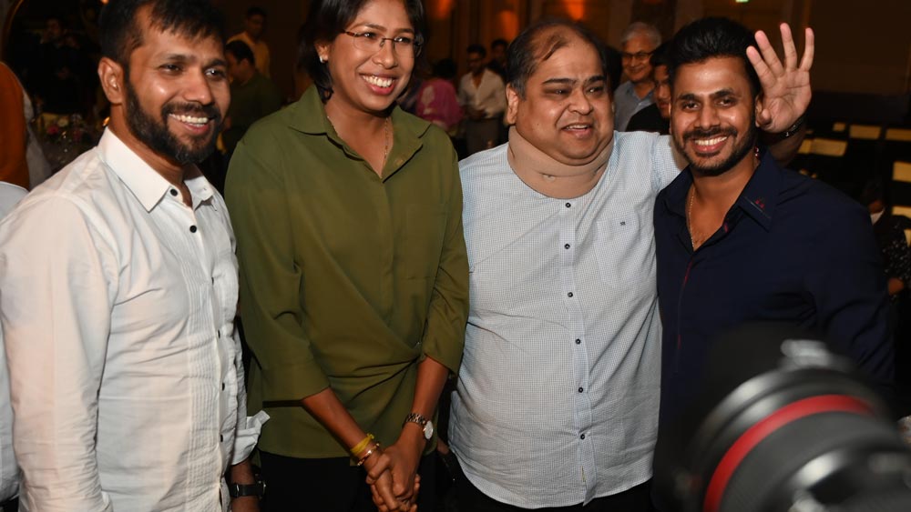 এক ফ্রেমে অশোক ডিন্ডা, ঝুলন গোস্বামী, সৃঞ্জয় বসু এবং মনোজ তিওয়ারি।