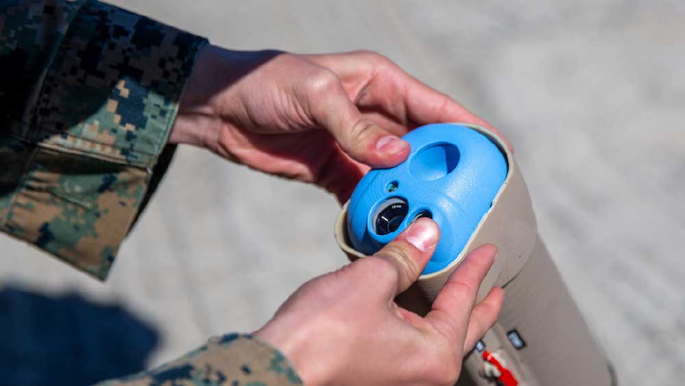 আমেরিকার সামরিক কর্তারা উল্লেখ করেছেন যে, এই নতুন ড্রোন পরিচালনা করা খুব সহজ। তাই এর জন্য ইউক্রেনের সেনাকে বিশেষ কোনও প্রশিক্ষণ নিতে হবে না। শুধু একটি সুইচ টিপে শত্রুদের হাল, বেহাল করতে পারবে আমেরিকার এই নয়া প্রজন্মের ড্রোন।