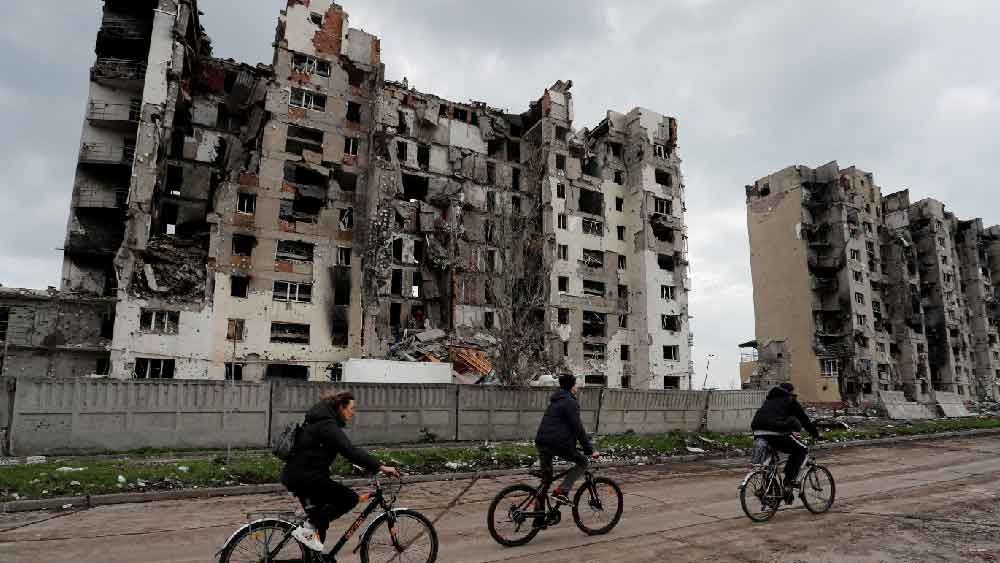 মারিয়ুপোল দখলের পর এ বার ভ্লাদিমির পুতিনের নজর পূর্ব ইউক্রেনে। তাঁর নির্দেশে সেখানকার ডোনেৎস্ক ও লুহানস্ক অঞ্চলে (যাদের একত্রে ডনবাস বলা হয়) ইতিমধ্যেই হানাদারির অভিঘাত বাড়িয়েছে রুশ সেনা।