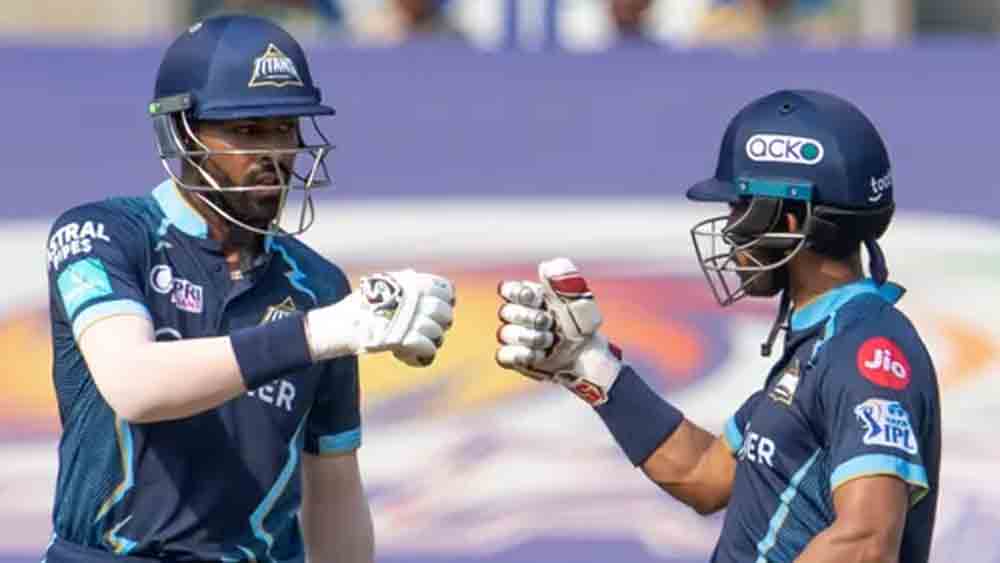 গুজরাতের হয়ে ব্যাট হাতে বড় ভূমিকা নিচ্ছেন হার্দিক।