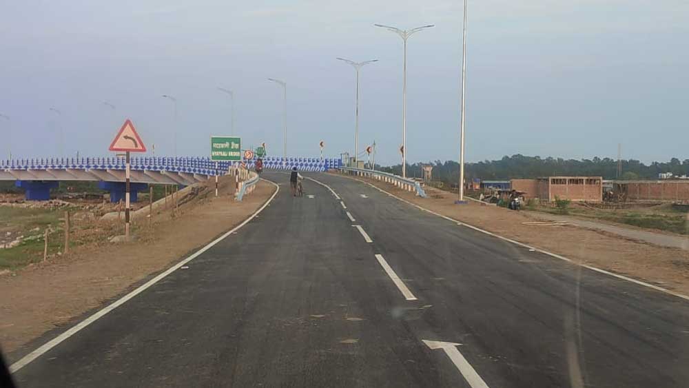 স্বপ্নের সড়ক ধরে সটান পৌঁছে যাওয়া যাবে তাজপুর।
