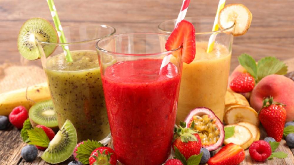 গরমে শরীর ঠান্ডা রাখতে বেছে নিতে পারেন বিভিন্ন গ্রীষ্মকালীন ফল দিয়ে তৈরি স্মুদি। 