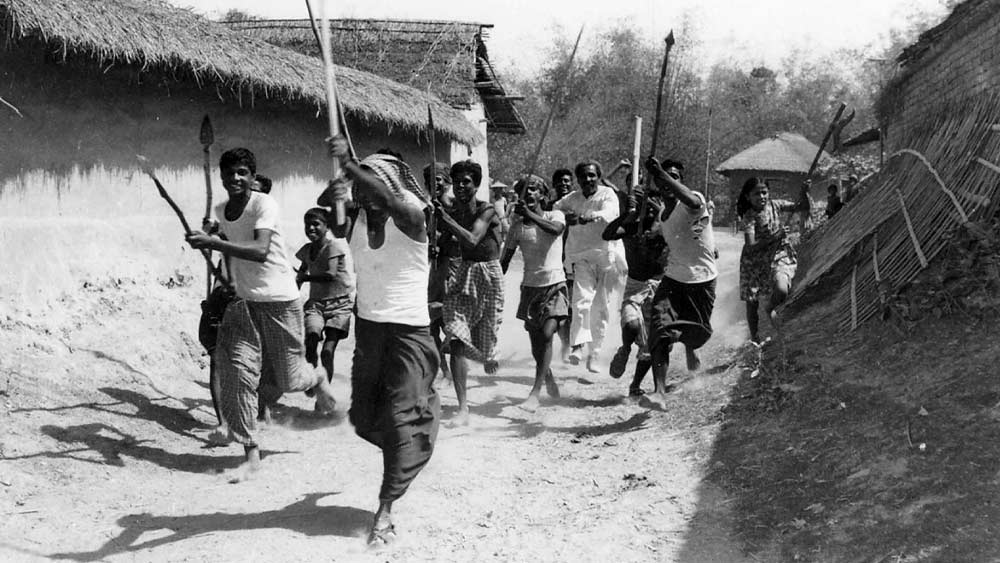 ১৯৭২ সালের ২ জানুয়ারি। বাংলাদেশের মুক্তিযুদ্ধ তখন সবে শেষ হয়েছে। পঞ্জাবের হোশিয়ারপুর জেলার কাছে মাইলি এবং সারঙ্গল গ্রামে একটি পাকিস্তানি যুদ্ধবিমান অবতরণ করে। গ্রামে হঠাৎ পাক বিমান  নামতে দেখে গ্রামবাসীদের মধ্যে শোরগোল পড়ে যায়।