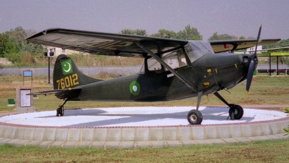 জানা গিয়েছে, পশ্চিম পঞ্জাবের গুজরানওয়ালার কাছে সাতরাহ নামে একটি ছোট বিমান ঘাঁটি থেকে দু’জনে রওনা হন। সেই সময় বিমানটি চালাচ্ছিলেন পাক মেজর মুহাম্মদ কাসিম। তাঁর সঙ্গে ছিলেন সেকেন্ড লেফটেন্যান্ট মুহাম্মদ হুমায়ুন রাজা।