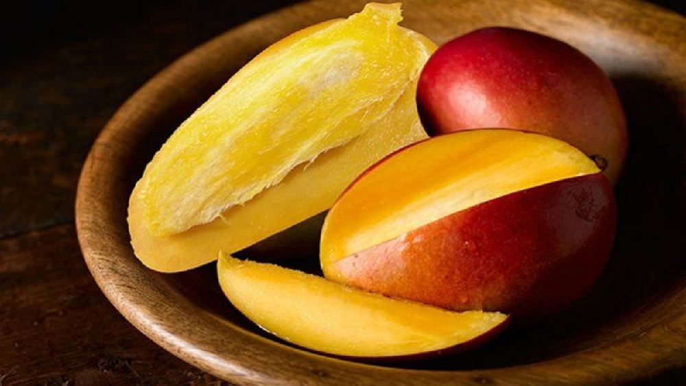 অতিরিক্ত ওজন কমাতেও দারুণ সাহায্য করে আমের আঁটি।