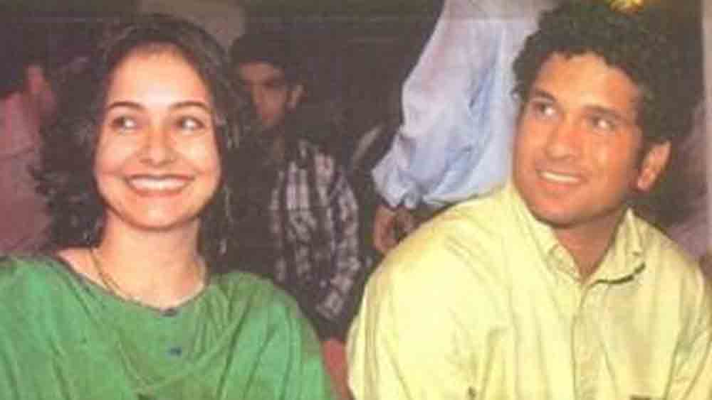 ১৯৯০ সালে ইংল্যান্ডের বিরুদ্ধে সফর শেষ করে দেশে ফিরছেন ১৭ বছরের ছেলেটা। সেই সিরিজেই সচিন তাঁর প্রথম টেস্ট শতরান করেছিলেন। সেই সময় মাকে নিতে বিমানবন্দরে হাজির অঞ্জলি।