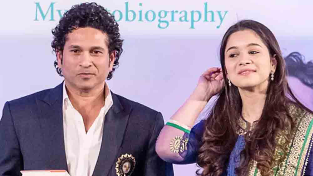 প্রথম দেখাতেই একে অপরের জন্য একটা টান অনুভব করেছিলেন। কিন্তু পরিচয় ছিল না। তাঁদের দেখা যেন হওয়ারই ছিল। পরবর্তী সময় তাঁদের পরিচয় হয় এক বন্ধুর বাড়িতে।