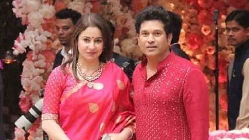 সচিনের সঙ্গে প্রেম-পর্ব চলার সময় এক বার সিনেমা দেখতে গিয়েছিলেন তাঁরা। সঙ্গে আরও কিছু বন্ধুরা ছিলেন। সচিন সেই সময় ভারতীয় ক্রিকেটের জনপ্রিয় মুখ। সেই মুখ ঢাকতে সচিন পরেছিলেন চশমা এবং গালে নকল দাড়ি লাগিয়েছিলেন। সিনেমার মাঝে বিরতিতে হঠাৎ চশমা খুলে যায়। তাঁকে চিনে ফেলেন অনেকে। মাঝপথেই সিনেমা ছেড়ে বার হয়ে যেতে হয় তাঁদের।