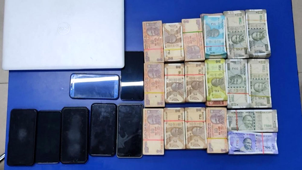 উদ্ধার হওয়া টাকা, মোবাইল।