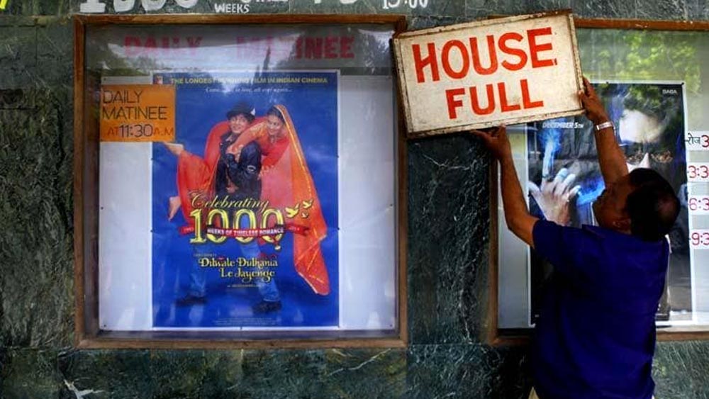 রবিনা বলেন, ওই সময় পর্যন্ত গান ও গল্পে ছিল দেশীয় ছোঁয়া। তার পর থেকে হলিউডের নকল করা শুরু হয়।