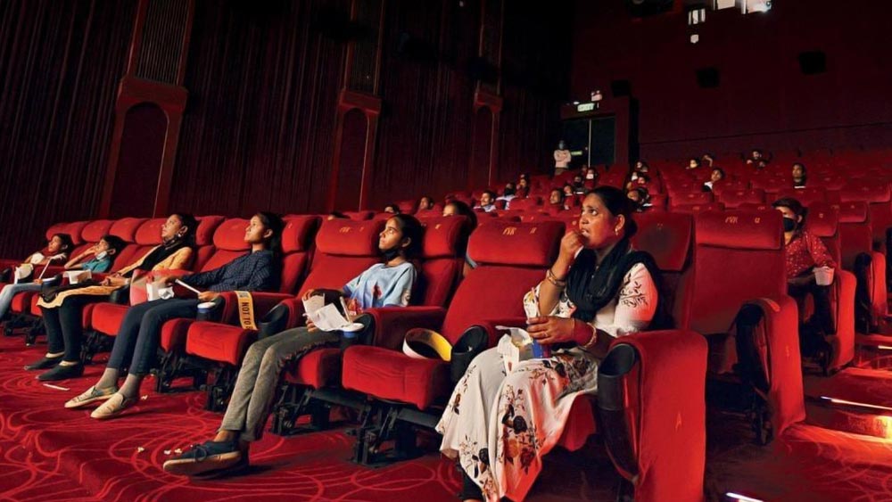 রবিনার মতে, বলিউড ছবিতে পশ্চিমী সংস্কৃতির প্রভাব, নায়কের বা ভিলেনের চপারে যাতায়াত—এ সব আরও দূরে সরিয়েছে ভারতীয় দর্শককে।