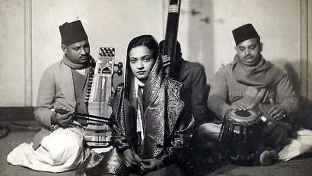 এখনও বিতর্ক হয় তাঁর গাওয়া গান রিমেক করে হিন্দি ছবিতে ব্যবহার করা নিয়ে। যেমন হয়েছিল মাধুরী দীক্ষিত অভিনীত ‘দেড় ইশকিয়া’ ছবিতে বেগম আখতারের ‘হামরি অটরিয়া পে আও সাঁবরিয়া’ গানটি ব্যবহার নিয়ে। পাশের ছবিটি বেগমের উপর  তৈরি একটি তথ্যচিত্র থেকে নেওয়া।