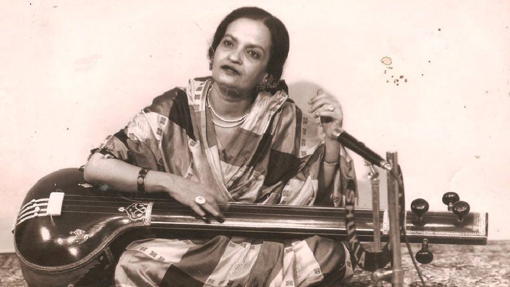 স্টেজ থেকে নামতে না নামতেই তাঁকে ঘিরে ধরেন কিছু গুণমুগ্ধ৷ তাঁদের মধ্যে এক জন বলেছিলেন, ‘‘আমি এখানে আসার সময় ভেবেছিলাম, কিছু ক্ষণ থেকে চলে যাব৷ কিন্তু তুমি আমাকে গোটা অনুষ্ঠান বসে থাকতে বাধ্য করলে৷ আমি আজ তোমার অনুষ্ঠান শুনলাম৷ তুমি আগামী কাল আসবে আমার অনুষ্ঠানে৷’’ 