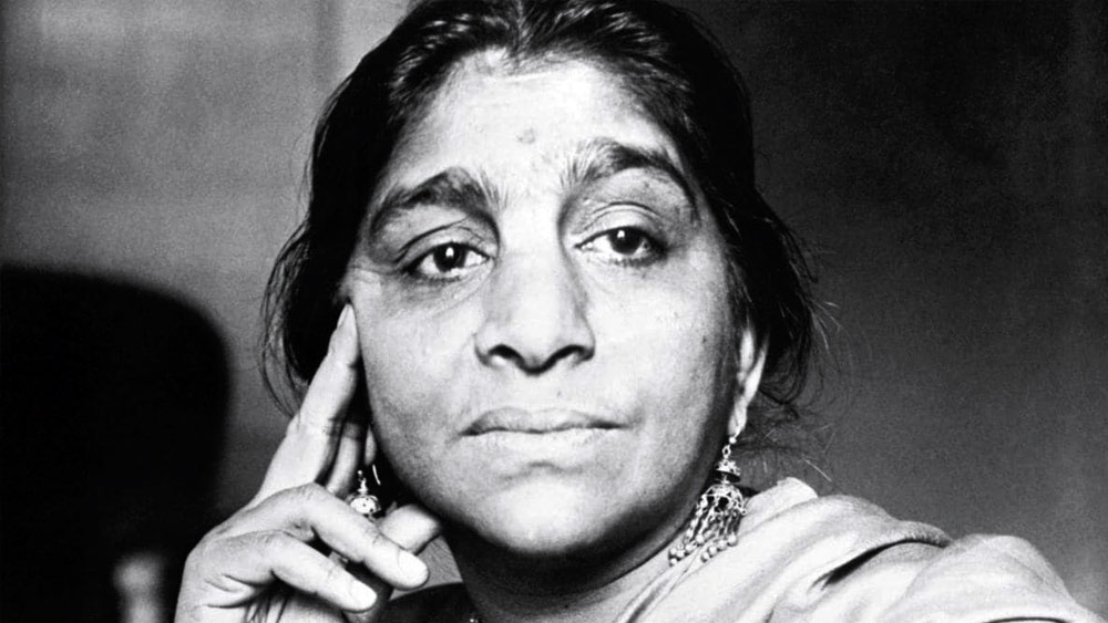 বক্তার নাম সরোজিনী নাইডু৷ যিনি পরের দিন একটা খাদির শাড়ি উপহার হিসেবে পাঠিয়েছিলেন আখতারিকে৷ গান গেয়ে সেটাই ওঁর পাওয়া প্রথম কোনও উপহার৷