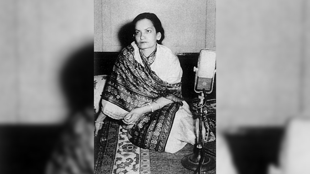 তারও পরে বিহারের এক প্রদেশের সঙ্গীত পৃষ্ঠপোষক রাজার লালসার শিকার হতে হয়। আখতারির এক মেয়ে হয়। লোকলজ্জার হাত থেকে ছোট্ট আখতারিকে বাঁচাতে এগিয়ে আসেন মা মুস্তারি। চাউর করে দেন, নবজাতিকা তাঁরই আত্মজা। আমৃত্যু সেই মেয়েকে বোন বলে এসেছেন আখতারিবাই। বয়স তখন মাত্র ১৩!