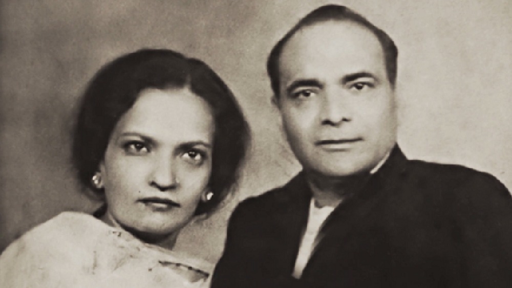 পরে লখনউয়ের প্রসিদ্ধ ব্যারিস্টার ও কাকলির নবাব ইশতিয়াক আহম্মদ আব্বাসি বিয়ে করলে, অযোধ্যার ‘উচ্চবিত্ত’ সম্প্রদায়ের মধ্যে আখতারি অন্য ভাবে সমাদৃত হন। বাইজি থেকে বেগম হন আখতারি।