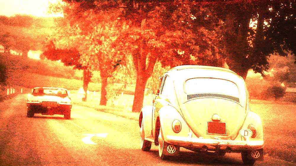 নবাবের সঙ্গে অবশ্য আলাপ হয়েছিল অদ্ভুত ভাবে। ১৯৩৪ সালে লখনউয়ে দ্রুতগতিতে গাড়ি চালিয়ে যাচ্ছিলেন আখতারি। আব্বাসি তখন তরুণ আইনজীবী। আখতারির গাড়ি তাঁকে আর একটু হলেই চাপা দিচ্ছিল। কোনও রকমে সে যাত্রা রক্ষা পান নবাবজাদা। এর পর দীর্ঘ আলাপে প্রেম। ক্রমে আখতারির গানে মজে যান তিনি। শেষে বিয়ে। 