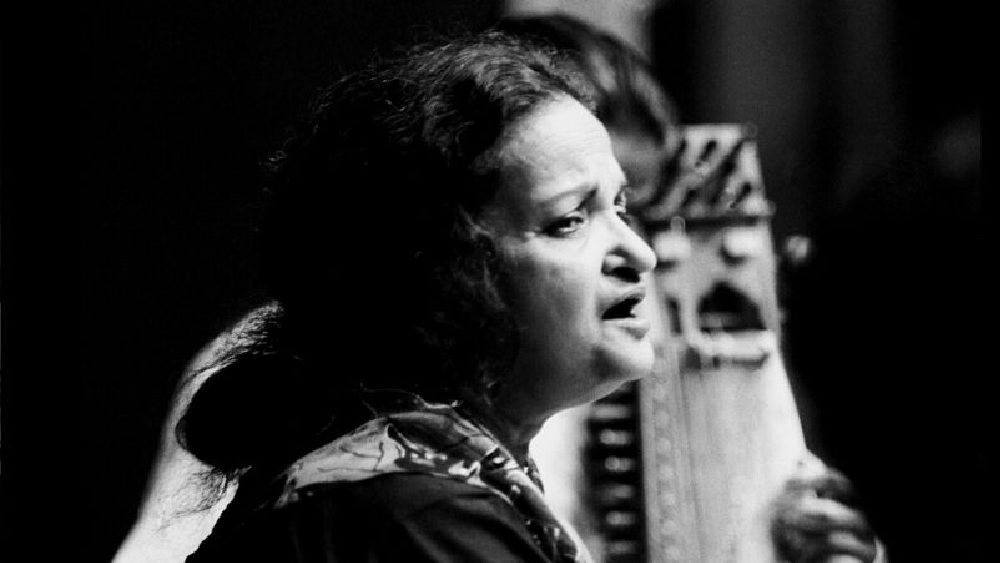 আখতারিবাই বেগম হলেন ঠিকই, কিন্তু একটা শর্তও ছিল সেই বিয়েতে। কী সেই শর্ত? সাধারণ আসরে গান গাইতে পারবেন না বেগম। মেনে নিয়েছিলেন। হয়তো নিজেও চেয়েছিলেন একেবারে ঘরোয়া জীবন, গ্ল্যামার থেকে বিরতি। কিন্তু ক্রমেই অবরুদ্ধ হয়ে পড়েন বেগমসাহেবা। বছর কয়েক এই ভাবে কাটিয়ে চরম অসুস্থ হয়ে পড়েন। চিকিৎসকেরা জানান, কোনও ওষুধে এই রোগ সারবে না। ওঁকে গানে ফেরাতে হবে।