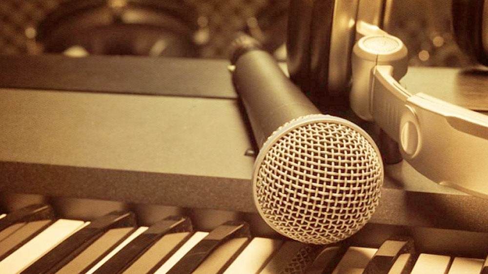 ১৯৪৯ সালে লখনউ রেডিয়োয় তিনটে গজল আর একটা দাদরা রেকর্ড করেন। অল ইন্ডিয়া রেডিয়োর রেকর্ডে দেখা যাচ্ছে, সেই গান ব্রডকাস্টের সময় তাঁকে বেগম আখতার বলে সম্বোধন করা হয়। রেকর্ডিং করে এত আনন্দ পান, যে বাড়ি ফিরে অঝোরে কেঁদে ফেলেন। পরবর্তীকালে কোনও বড় অনুষ্ঠানের পরও যে ছবি ঘনিষ্ঠরা দেখেছেন। যে মা জীবনভর তাঁকে আগলে রেখেছিলেন, তাঁর মৃত্যু এর কয়েক বছর পর।