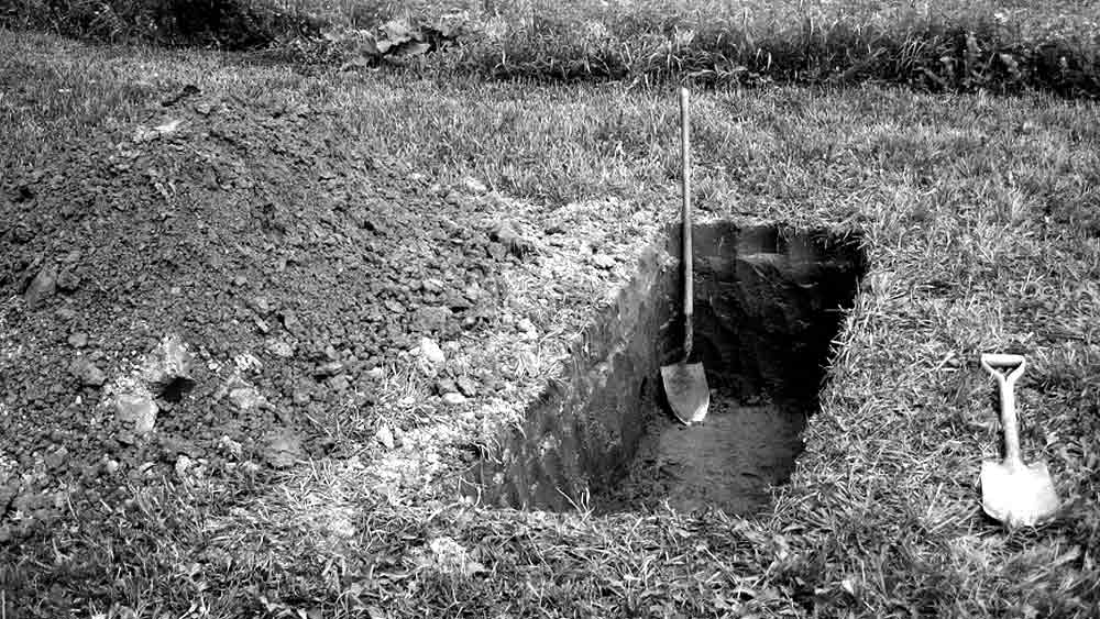 শোনা যায়, মায়ের মৃত্যুর পর তাঁকে যখন সমাধিস্থ করা হচ্ছে, তখন সেই সমাধিতে নেমে পড়েন আখতারি। সেখান থেকে কিছুতেই উঠে আসতে চাইছিলেন না। শেষে গানের কথা বলে তাঁকে ফেরানো হয়। জীবনভর এমন ছোট-বড় নানা দুঃখ থেকেই উৎসারিত তাঁর সব গান।