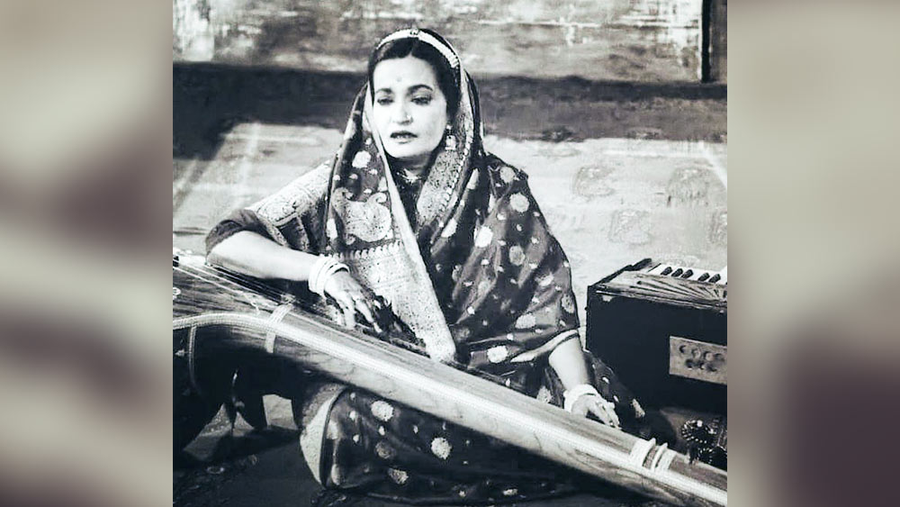 কাকার ইচ্ছেতেই গান শুরু। মাত্র সাত বছর বয়সে। যাযাবর থিয়েটার কোম্পানির চন্দাবাইয়ের কাছে হাতে খড়ি। এর পর পাটনার প্রখ্যাত সারেঙ্গি বাদক ইমদাদ খাঁ (যিনি সে সময় নিয়মিত মলকাজান ও গহরজানের সঙ্গে বাজাতন), পাটিয়ালার আতা মহম্মদ খাঁ, লাহোর নিবাসী কিরানা ঘরানার আবদুল ওয়াহিদ খাঁ, গয়ার জমির খাঁ, জুন্দা খাঁ, উস্তাদ বরকত আলি খাঁ (উস্তাদ বড়ে গুলাম আলির ভাই)য়ের কাছেও শিখেছেন।