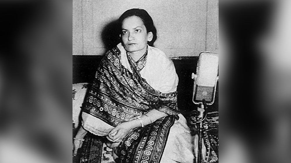 নাটকে অভিনয়ের সূত্র ধরে কলকাতায় আসা। নাটকের পাশাপাশি জলসাতেও গান করতেন। কলকাতার সাঙ্গীতিক পরিমণ্ডলে গান শেখা থামেনি। ভীষ্মদেব চট্টোপাধ্যায়ের কাছে তালিম নিয়েছেন। লখনউতে চলে গেলেও কলকাতা প্রায় আসতেন রেকর্ডিংয়ের জন্য। জে এন ঘোষের মেগাফোন কোম্পানিতে ১০ বছরের চুক্তি ছিল। কখনও থেকেছেন ট্যাংরায়, কখনও রিপন স্ট্রিটে মজিদ খাঁ সাহেবের (কেরামৎ খাঁ সাহেবের বাবা) বাড়ির কাছে ভাড়া বাড়িতে। কখনও উঠেছেন বৌবাজারে। কখনও হোটেল ব্রডওয়ে। নিরিবিলি যে হোটেল সে সময় অনেক গাইয়ে-বাজিয়েরই পছন্দ ছিল।