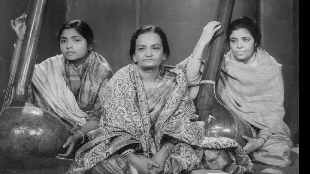 কলকাতায় থাকাকালীন অর্থকষ্ট থেকে মুক্তি পেতেই প্রথম রেকর্ডিং করতে হয়। এইচএমভির হয়ে আখতারির প্রথম কিছু গজল ও ঠুংরি রেকর্ড করেন। যার মধ্যে একটা গজল ছিল ‘বো আসীরে দাম-এ-বলা হুঁ ম্যায়’। এই গান এত জনপ্রিয় হয় যে ওঁকে আর ফিরে তাকাতে হয়নি।