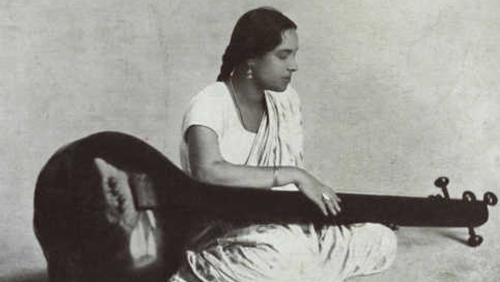 অভিনেত্রী নার্গিসের মা গায়িকা জদ্দনবাই যুবতী আখতারির উপর প্রভাব বিস্তার করেছিলেন। তাঁকে দেখেই মুম্বই যাওয়ার সিদ্ধান্ত আখতারির। তিনের দশক। কলকাতার ইস্ট ইন্ডিয়া ফিল্ম কোম্পানি তাঁকে ‘এক দিন কা বাদশা’ ছবিতে অভিনয়ের প্রস্তাব দেয়।