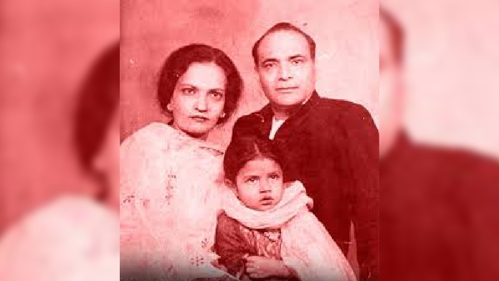 এর পর ‘আমিনা’, ‘রূপ কুমারী’-সহ করেকটি ছবিতে অভিনয়। পরে লখনউ ফিরে আসেন। ১৯৪২ সালে পরিচালক মেহবুব খান তাঁকে ‘রোটি’ ছবিতে অভিনয় ও গান করার কথা বলেন। আখতারি রাজি হন। সেই ছবির সুরকার ছিলেন অনিল বিশ্বাস। বিয়ের পর থেকে অভিনয়েও নিষেধাজ্ঞা ছিল। বেশ কিছু হিন্দি ছবিতেও তাঁর স্মরণীয় গান আছে। প্রখ্যাত সব সুরকারের সঙ্গে কাজ করেছেন।