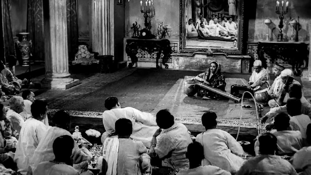 ‘জলসাঘর’ ছবিতে সত্যজিৎ জমিদার বিশ্বম্ভর রায়ের গান শোনার যে দৃশ্যপট এঁকেছিলেন, সেখানে সত্যিকারের এক বাইজির দরকার ছিল। উস্তাদ বিলায়েৎ খাঁ ও তাঁর ছোট ভাই ইমরাতও সঙ্গীত পরিচালনা করতে গিয়ে সেটা বুঝেছিলেন। আখতারিবাই ছাড়া আর কারও কথা ভাবা যেত না সে সময়। 