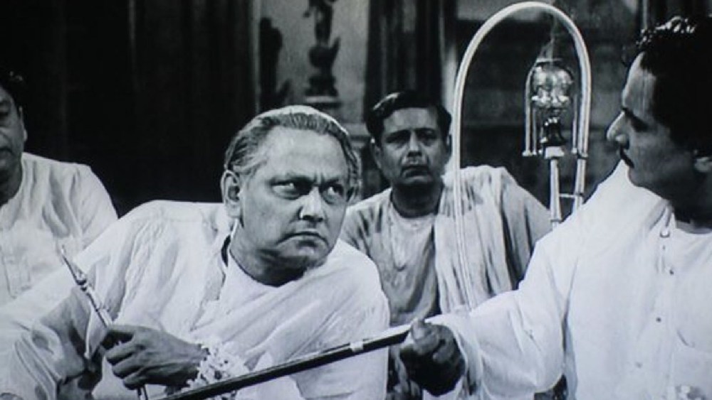 সত্যজিৎ এক সাক্ষাৎকারে বলেছেন, ‘‘আমরা লখনউ গেলাম। ওঁকে বললাম। শুরুর দিকে উনি রাজি হননি। আমার এক আত্মীয় তখন লখনউয়ের ব্যারিস্টার। উনি আখতারির স্বামীর ভাল বন্ধু। শেষে উনিই রাজি করান।’’