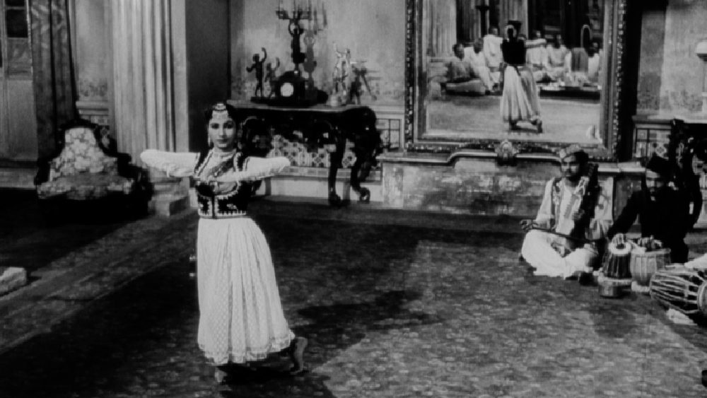 ছবিতে দুর্গাবাই হিসেবে আখতারির গান ‘ভরভর আয়ি আঁখিয়া পিয়া বিন’ এবং তার সঙ্গে রোশনকুমারীর নাচ এক অন্য উচ্চতায় পৌঁছেছিল।   