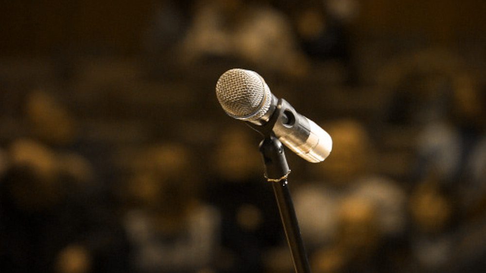 সেটা ১৯২৫। বিভিন্ন জলসায় গান-রেকর্ডিং যখন চলছে, তখন আখতারি মোটের উপর ঠিক করে নেন, তিনি সঙ্গীত শিল্পীই হবেন। এক দিন মাকে সে কথা বলেন। মা খুবই চিন্তায় পড়েন। আখতারিকে নিয়ে যান বরেলি শরিফে এক সুফি পীরের কাছে। তাঁকে সমস্যার কথা জানান। সঙ্গে উদ্বেগ, মেয়ে বিবাহযোগ্যা। মায়ের প্রশ্ন, এমতাবস্থায় তাঁর কী করণীয়? 